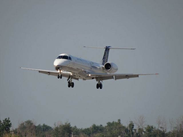 Embraer ERJ-145 (N16571)