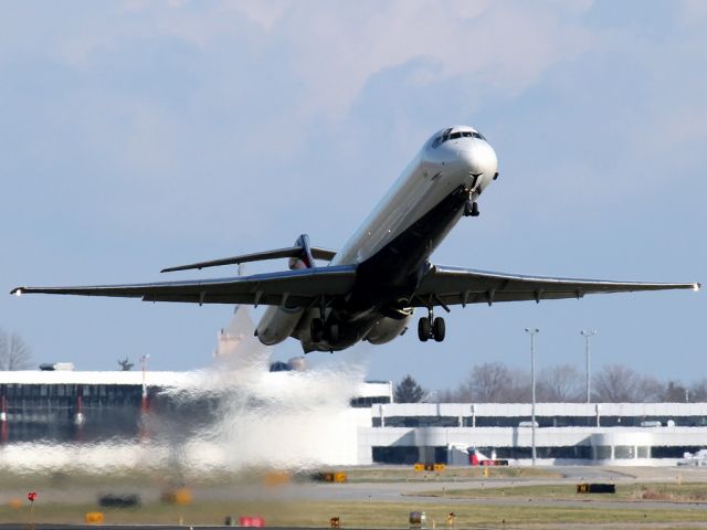 McDonnell Douglas MD-88 (N977DL)