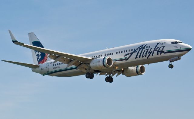 Boeing 737-700 (N589AS) - Short final for RWY27 @ KBOS Logan with a white vertical stab ?