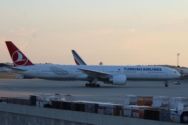 BOEING 777-300ER (TC-LJH)