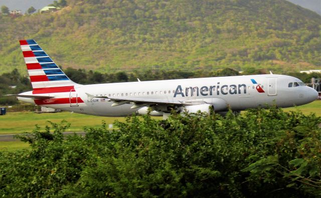 Airbus A320 (N121UW)