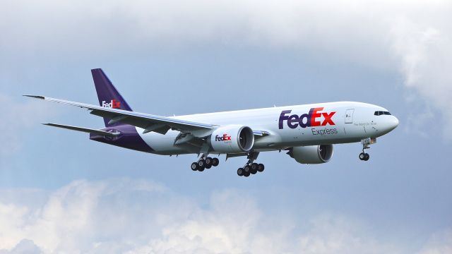 Boeing 777-200 (N895FD) - BOE66 from KPDX on final to Rwy 16R on 11/3/13. The aircraft was returning after having been painted. (LN:1152 cn 41949).