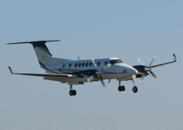 Beechcraft Super King Air 300 (N503LM) - Landing on 14 at Downtown Shreveport.