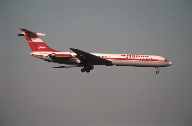 Ilyushin Il-62 (DDRSEW) - Final Approach to Narita Intl Airport Rwy16 on 1989/04/29