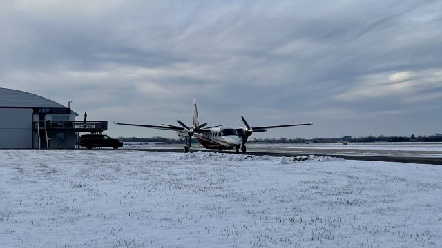 Gulfstream Aerospace Jetprop Commander (N695HT) - N695HT, a 1982 Commander 1000, rolling down Charlie @ Porter County Regional (VPZ/KVPZ). 1/4/21. 