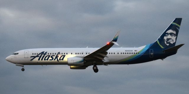 Boeing 737-900 (N260AK) - An Alaska Airlines Boeing 737-990ER landing at Philadelphia International Airport on November 27th, 2016.