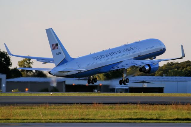 Boeing 757-200 (90-0004)