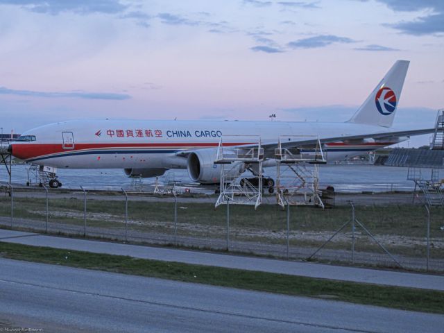 Boeing 777-200 (B-2078) - I was just outside the large hangar where the plane was waiting for a reparation or service, April 29, 2011