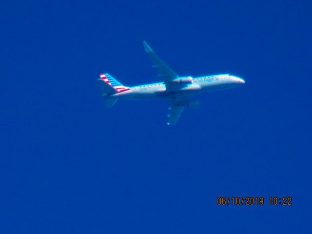Embraer 175 (N258NN)