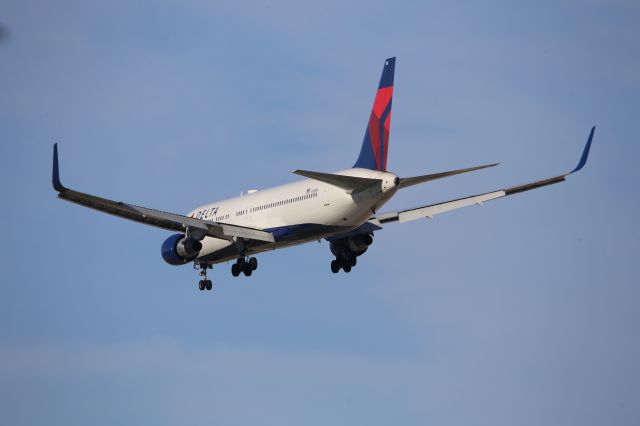 BOEING 767-300 (N183DN)