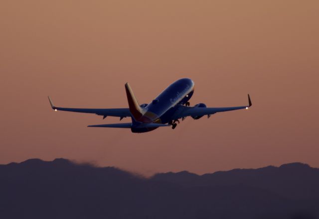 Boeing 737-700 (N494WN) - Off into the sunset