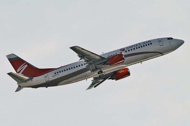 BOEING 737-400 (N801TJ) - Taking off from LAX.