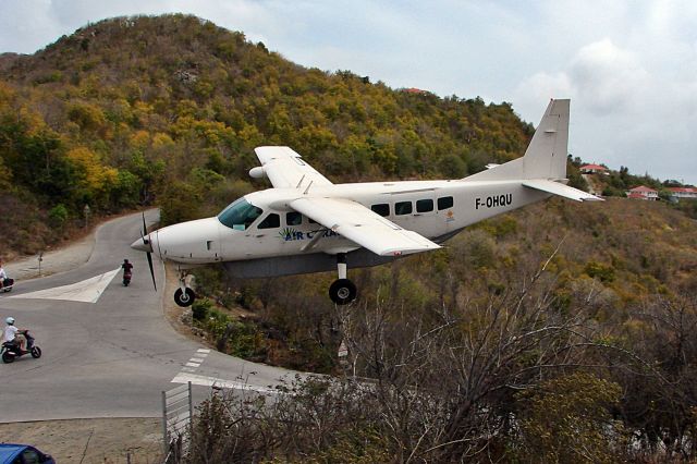 Cessna Caravan (F-OHQU) - Skimming the tree tops on short final!