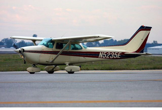 Cessna Skyhawk (N5235E)