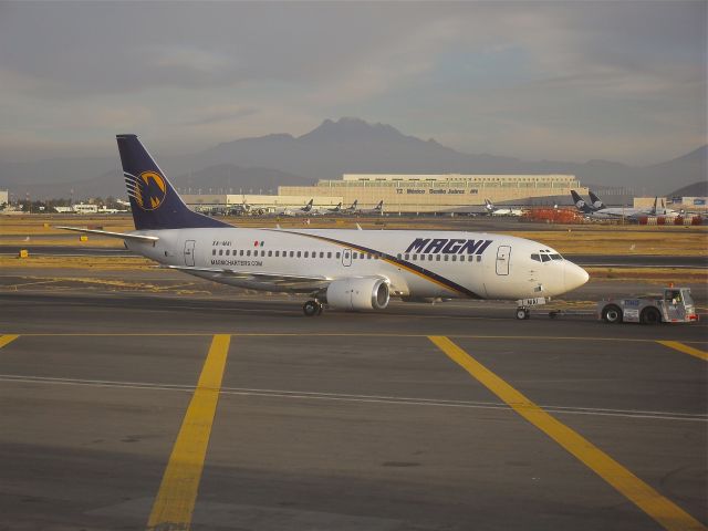 BOEING 737-300 (XA-MAI) - Boeing 737-322 XA-MAI MSN 24537 of Magnicharters with old colors at Mexico City International Airport AICM (01/2010).