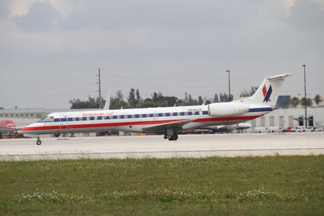 Embraer ERJ-145 (N685AE)