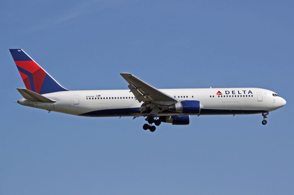 BOEING 767-300 (N180DN)