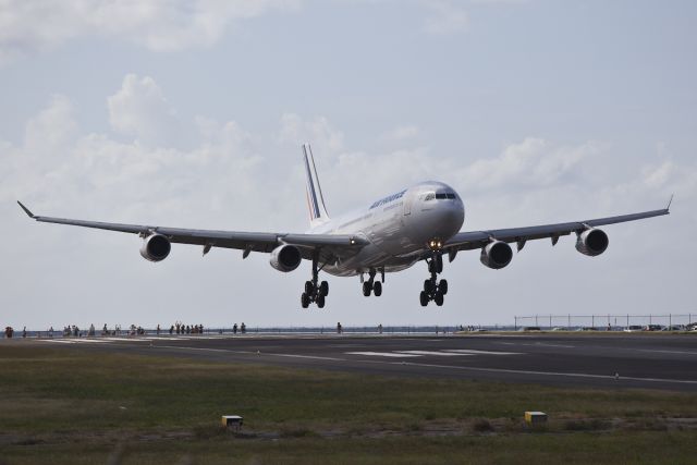 Airbus A340-300 (F-GLZP)