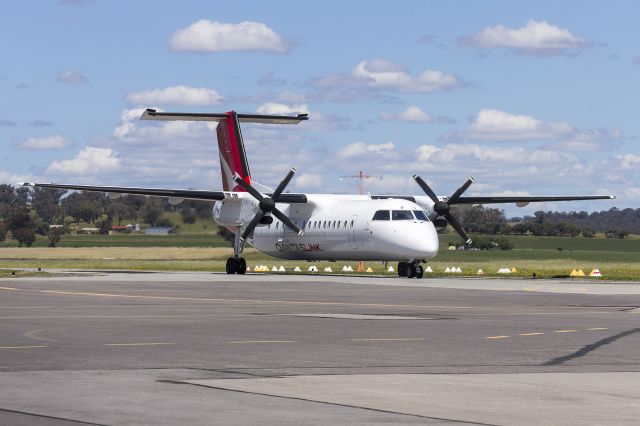 de Havilland Dash 8-300 (VH-SBV) - QantasLink (VH-SBV) Bombardier DHC-8-315Q Dash 8, in new QantasLink "new roo" livery, taxiing at Wagga Wagga Airport