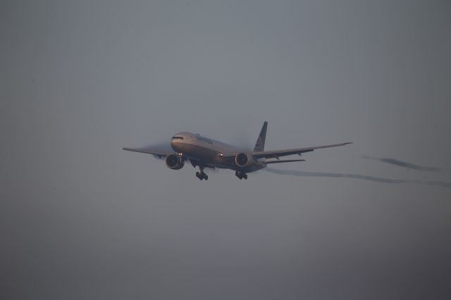 BOEING 777-300ER (N2332U)