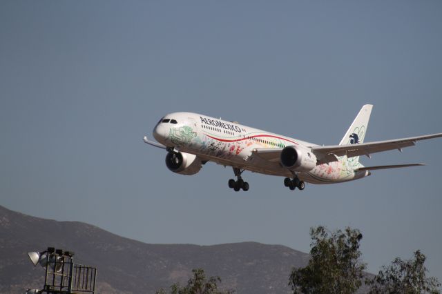 Boeing 787-9 Dreamliner (XA-ADL) - FINAL APPROACH 27 MMTJ