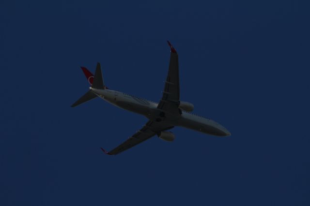 Boeing 737-700 (TC-JHN) - Boeing 737-800 van Turkish Airlines, komend vanuit Istanbul, boven Nieuwkoop en vliegt in de aanvliegroute naar de Aalsmeerbaan op Schiphol.