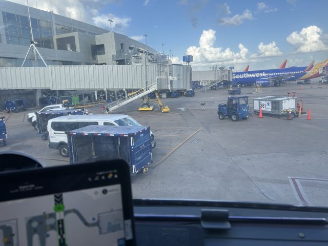 Embraer 170/175 (N214NN)