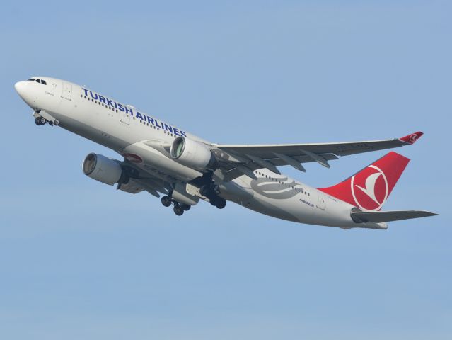 Airbus A330-200 (TC-LNA) - St. Magleby RWY22R