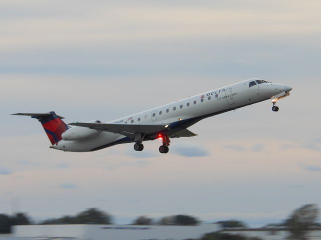 Embraer ERJ-135 (N266SK)