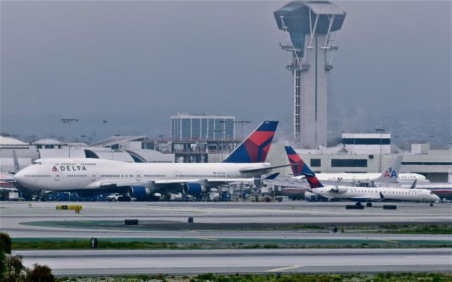 Boeing 747-400 (N670US)