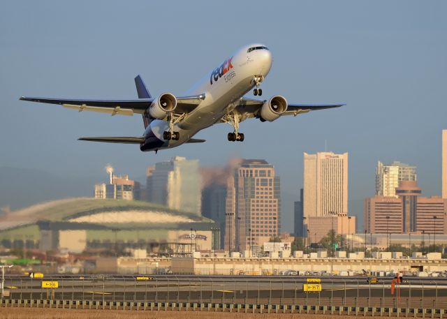 BOEING 767-300 (N106FE)