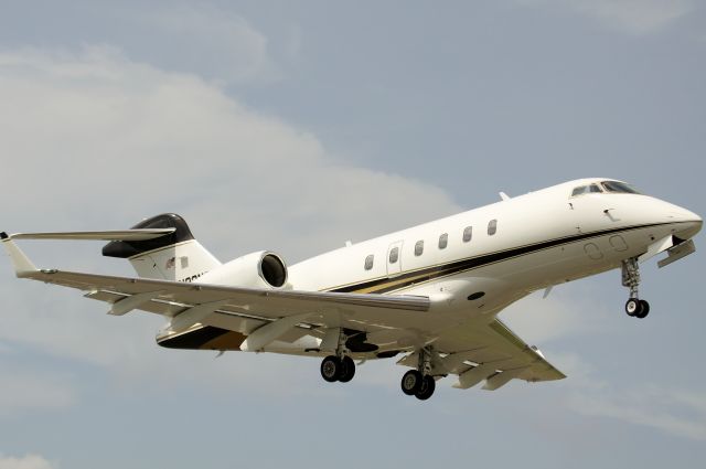 Bombardier Challenger 300 (N93NS)