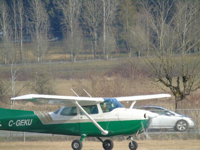 Cessna Skyhawk (C-GEKU) - Starting to takeoff!! one of my first with a proper camera.