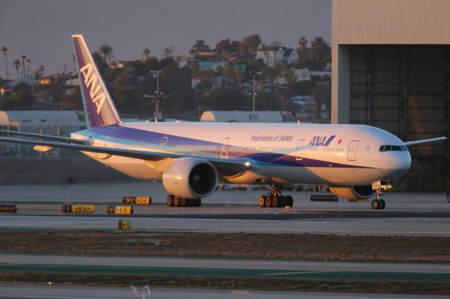 BOEING 777-300ER (JA733A)