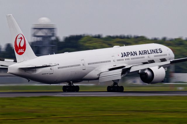 BOEING 777-300 (JA736J)