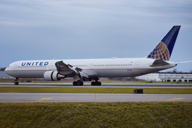 BOEING 767-400 (N77066) - Buffalo Bills Charter