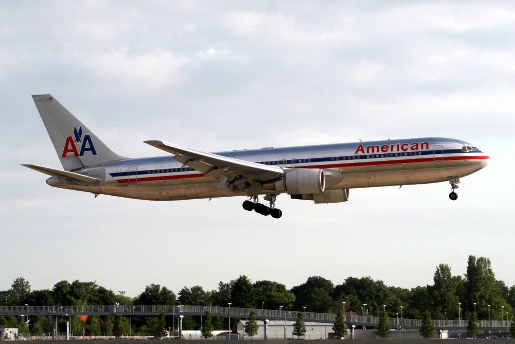 BOEING 767-300 (N361AA) - On final approach for R09L on 19-Jun-10.