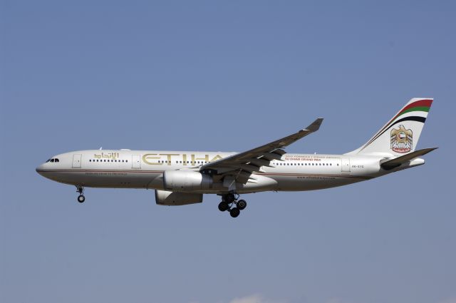 Airbus A330-200 (A6-EYD) - Final Approach to Narita Intl Airport Rwy34L on 2013/02/21