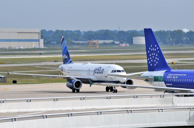 Airbus A320 (N561JB)