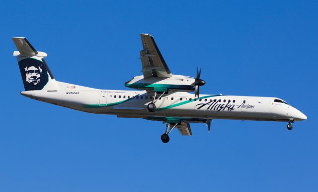 de Havilland Dash 8-400 (N452QX)