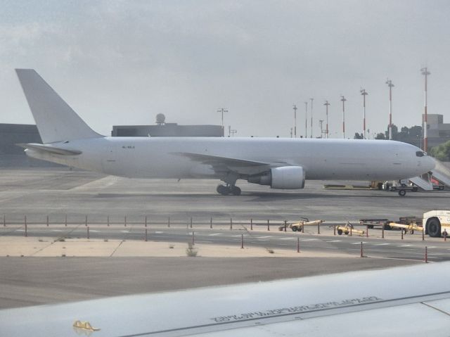 BOEING 767-300 (4L-MLG)