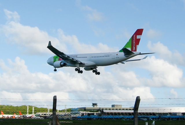 Airbus A330-200 (CS-TOL)