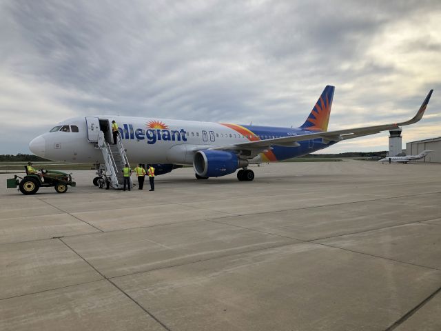 Airbus A320 (N252NV) - Charter plane for Boston College football 