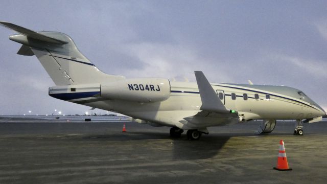 Bombardier Challenger 300 (N304RJ) - A Really nice looking Challenger at Signature Flight Support KBUF!