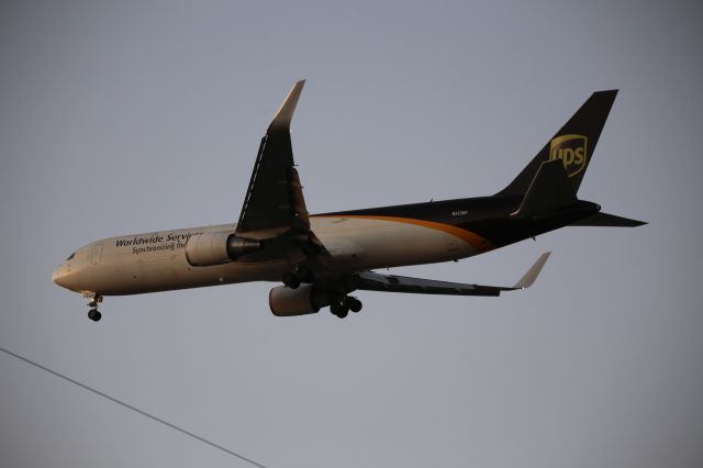 BOEING 767-300 (N323UP)