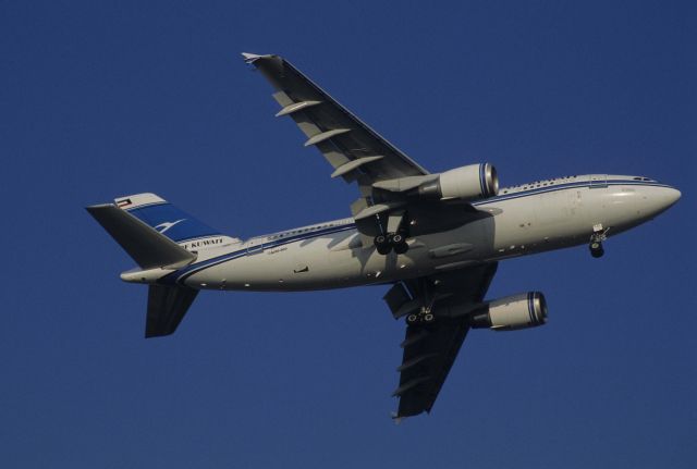 Airbus A310 (9K-ALD) - Final Approach to Tokyo-Haneda Intl Airport Rwy16L on 1998/11/25