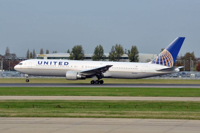 BOEING 767-300 (N663UA)