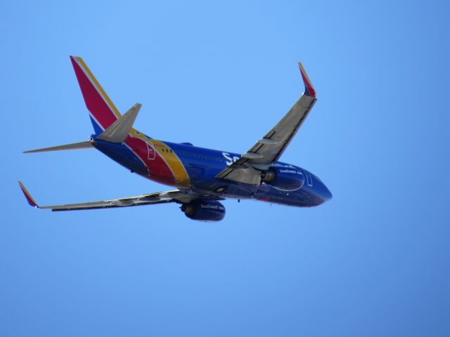 Boeing 737-700 (N7851A) - Climbing Out East 