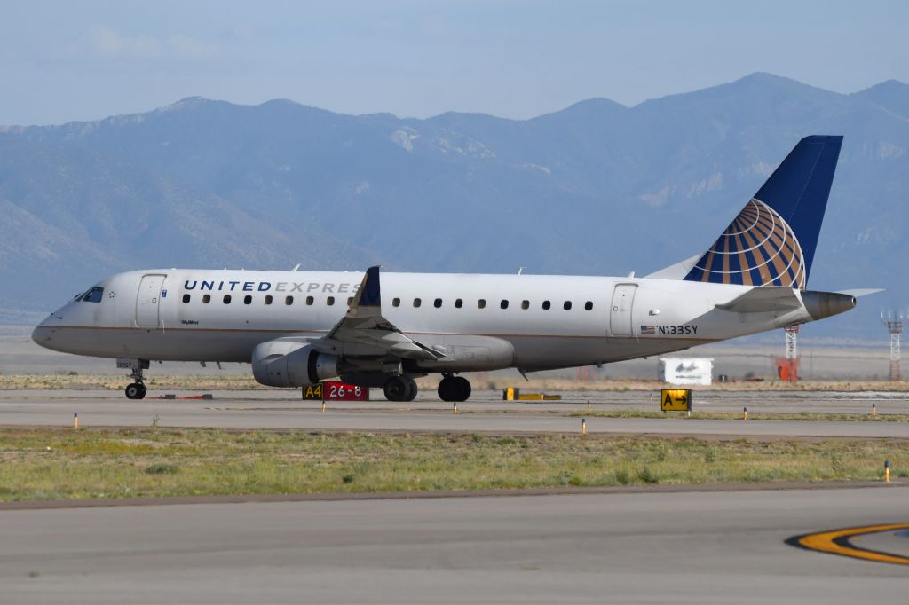 Embraer 175 (N133SY)
