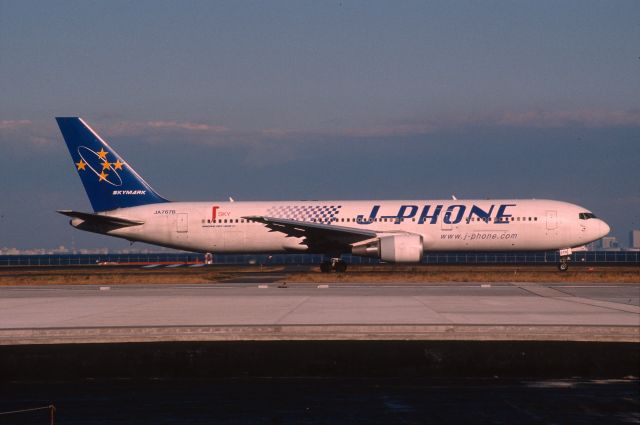 BOEING 767-300 (JA767B) - Taxing at Tokyo-Haneda Intl Airport on 2001/12/26